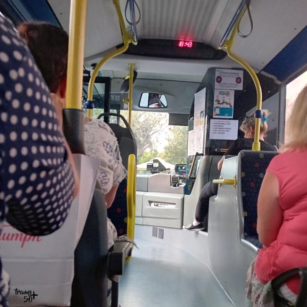 Komunikacja na Cyprze - wnętrze autobusu