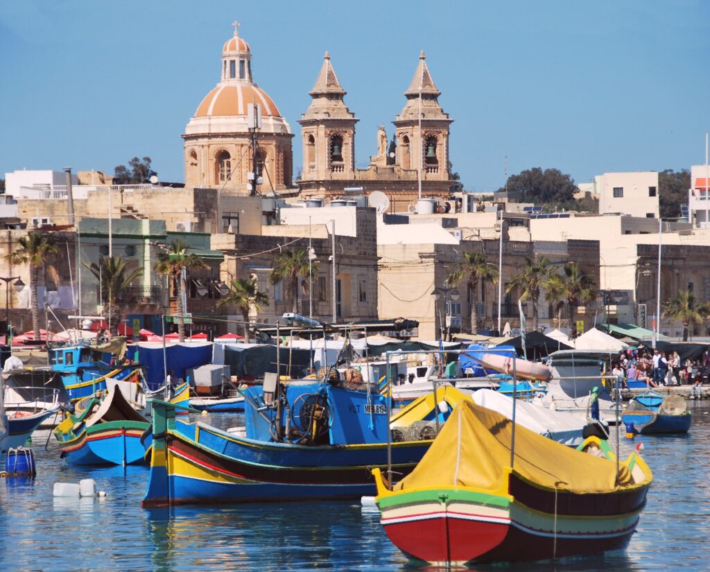 Marsaxlokk Malta i łodzie Luzzu