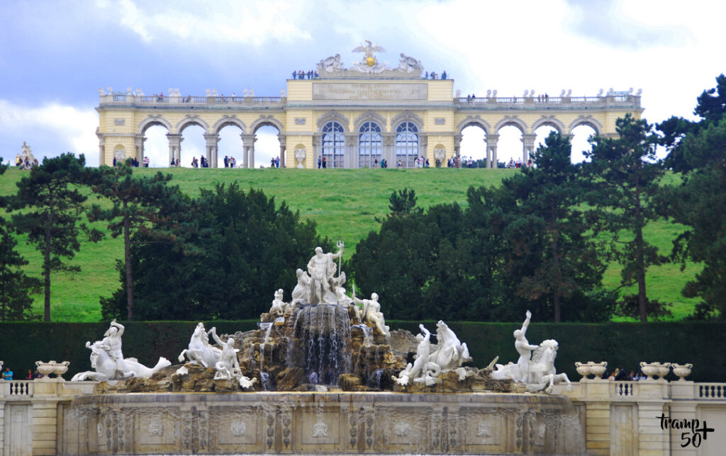 Pałac Schönbrunn w Wiedniu - widok na fontannę i gloriettę