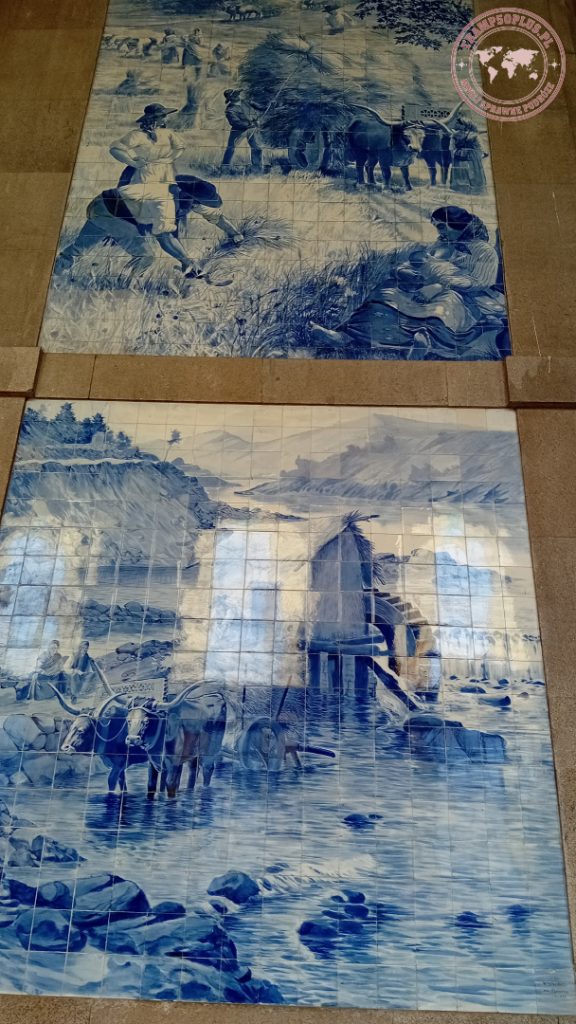 Płytki azulejos na ścianach w holu dworca kolejowego w Porto