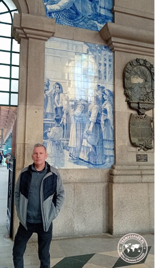 Bogdan na tle ściany z azulejos