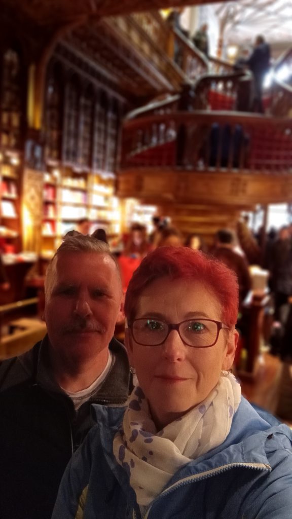 Ania i Bogdan w księgarni Lello w Porto