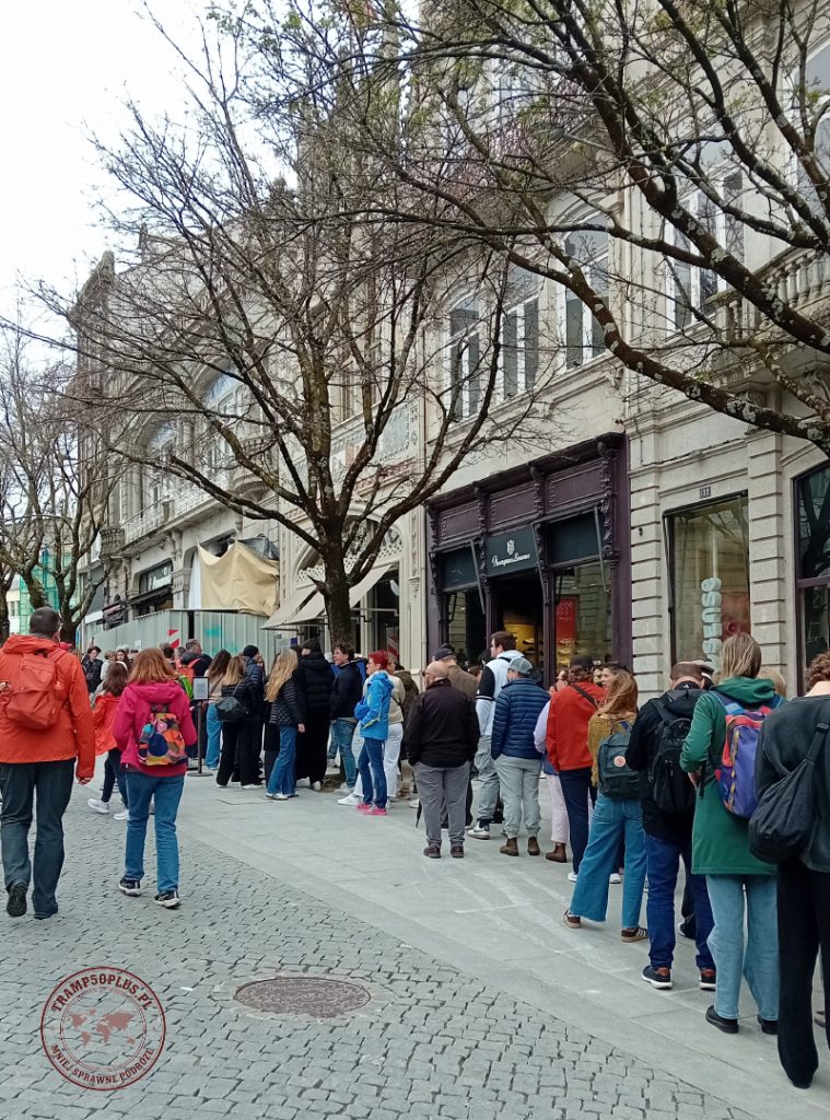 Livraria Lello w Porto - kolejka przed wejściem