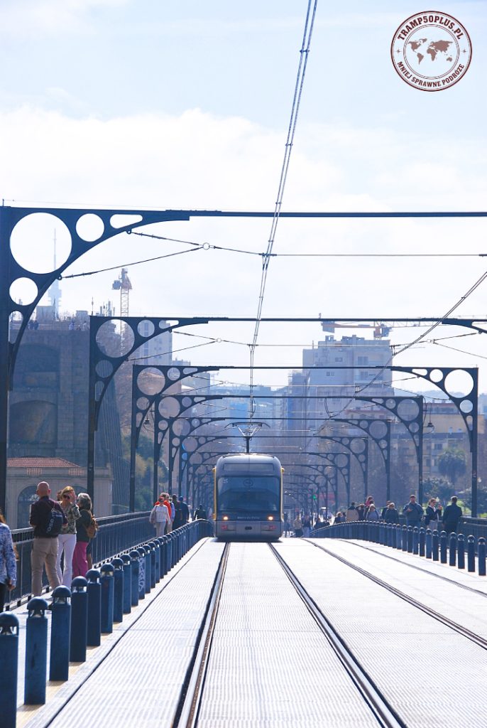 Most Ludwika I w Porto - poziom górny z jadącym tramwajem