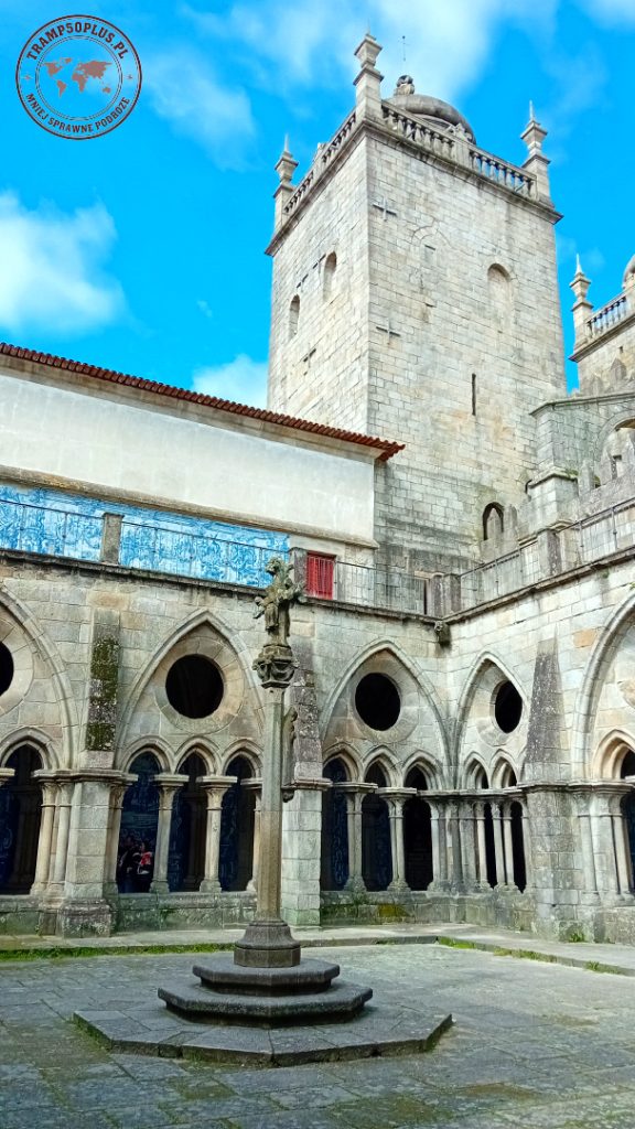 Katedra Se w Porto - widok na krużganki i wieżę.