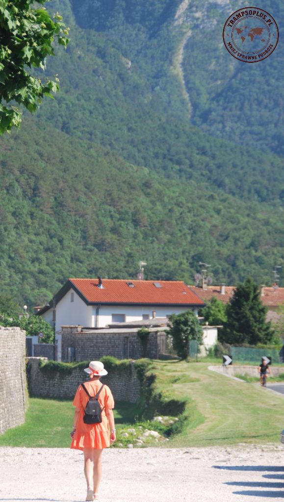 spacer wzdłuż murów miasta